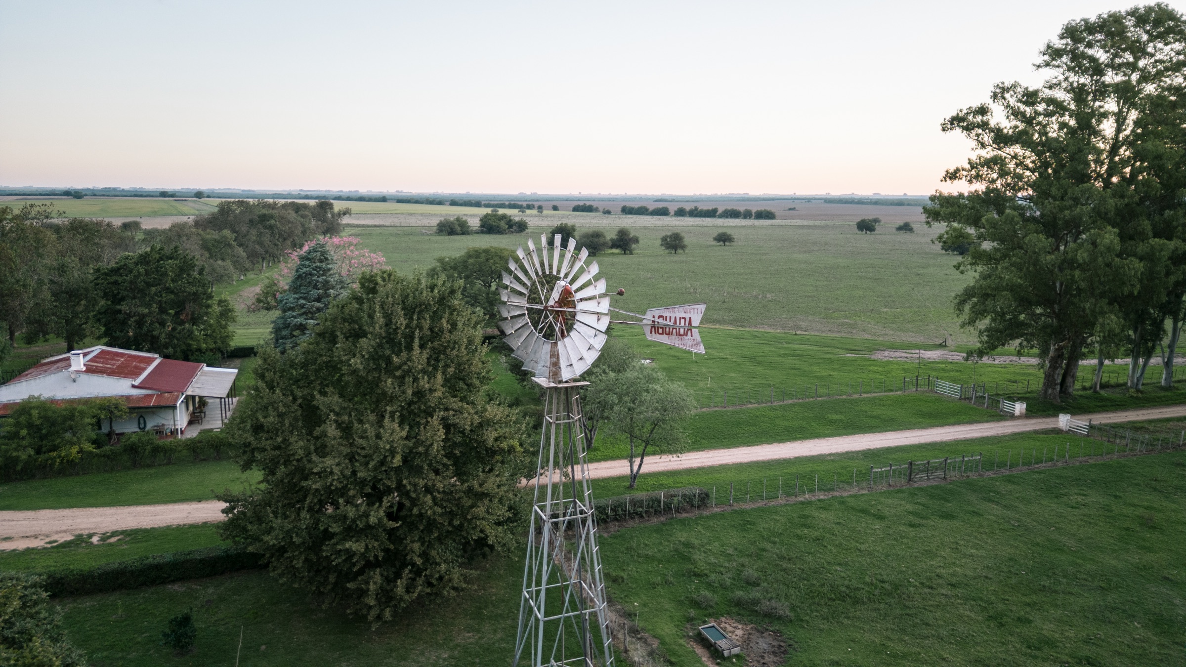 Molino y paisaje de un establecimiento rural